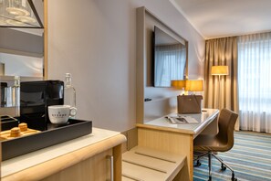 Standard Room, 1 Queen Bed | 1 bedroom, hypo-allergenic bedding, in-room safe, desk