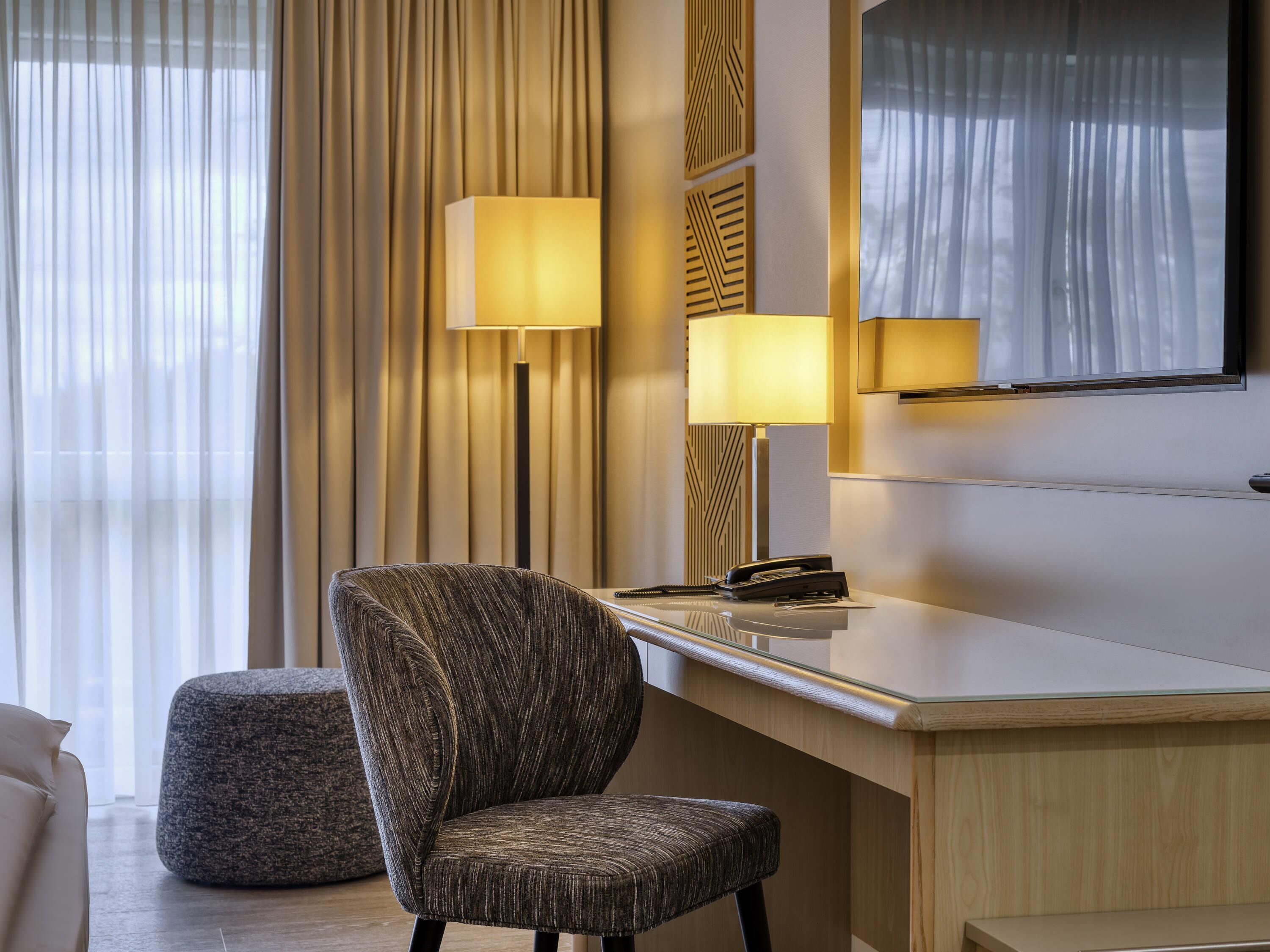 comfort room, 1 double bed | 1 bedroom, hypo-allergenic bedding, in-room safe, desk