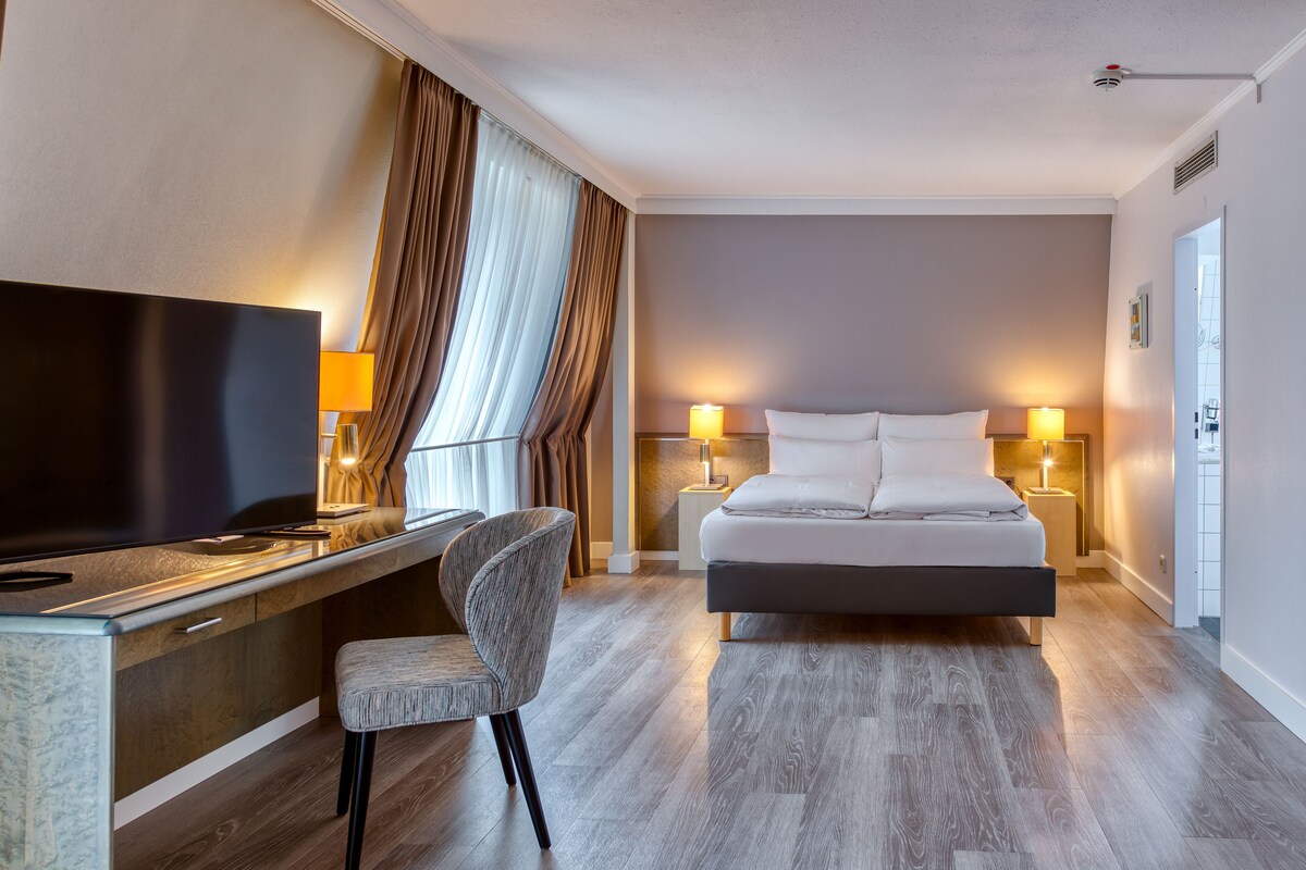 Privilege, Suite, 1 queensize-seng | Allergitestet sengetøy, safe på rommet og skrivebord