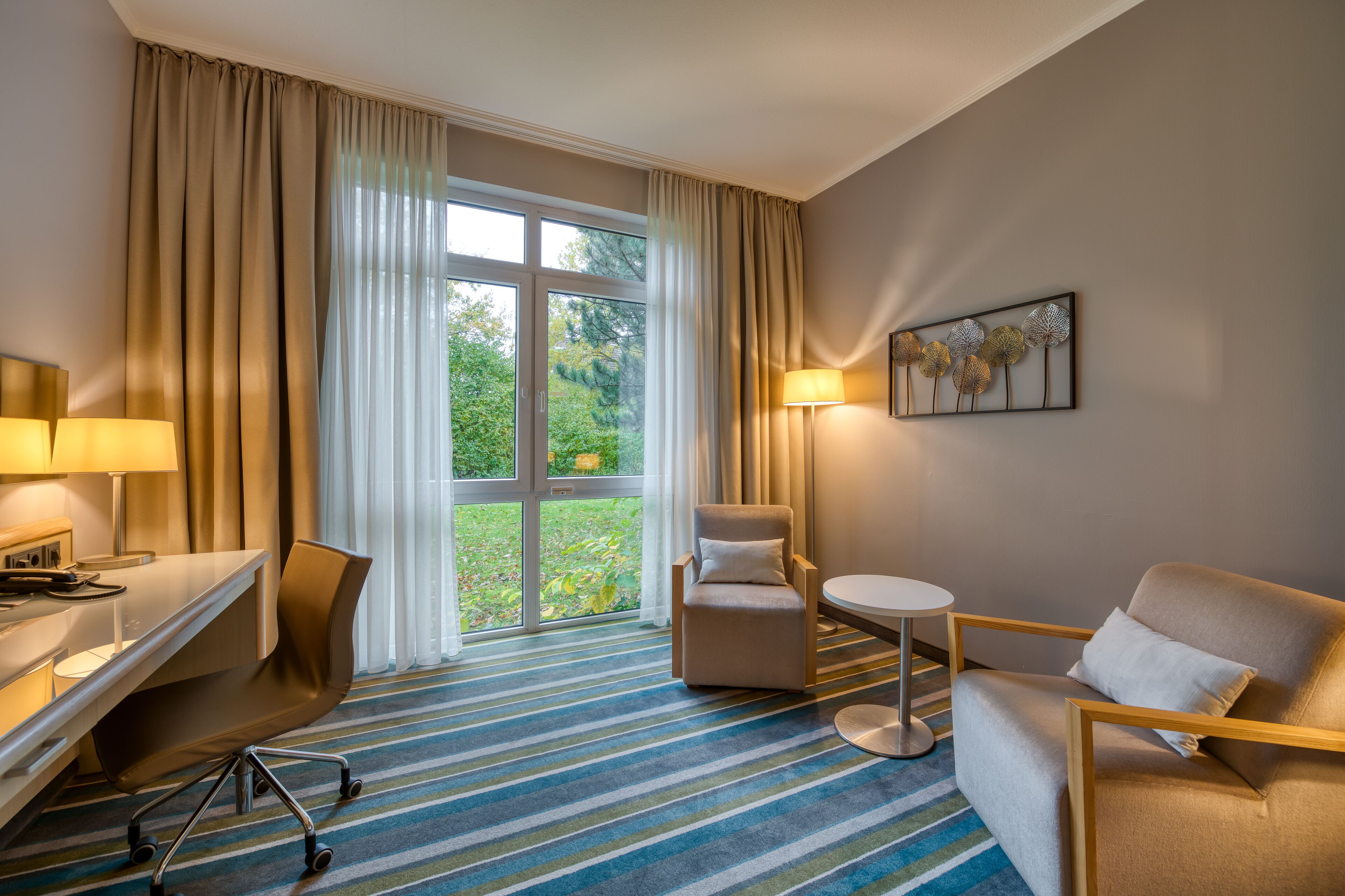 standard room, 1 queen bed | 1 bedroom, hypo-allergenic bedding, in-room safe, desk