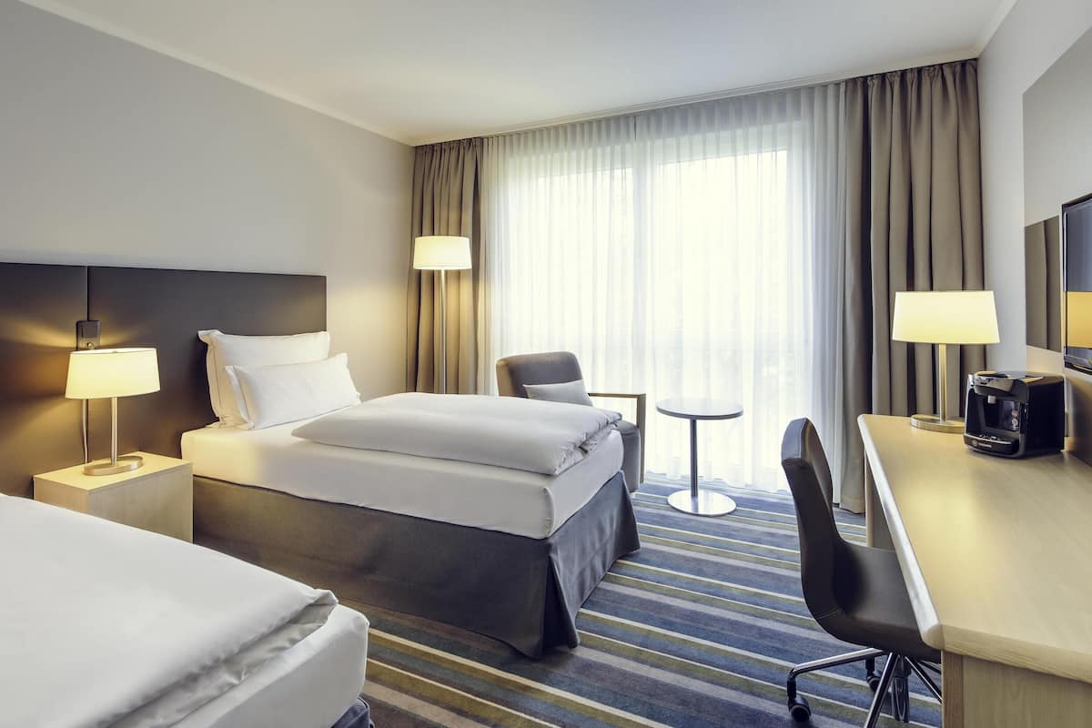 Standard tvåbäddsrum - 2 enkelsängar | 1 sovrum, allergitestade sängkläder och värdeförvaringsskåp på rummet