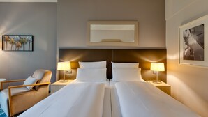 Rom – standard, 1 queensize-seng | Allergitestet sengetøy, safe på rommet og skrivebord