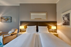 Ropa de cama hipoalergénica y caja de seguridad en la habitación 