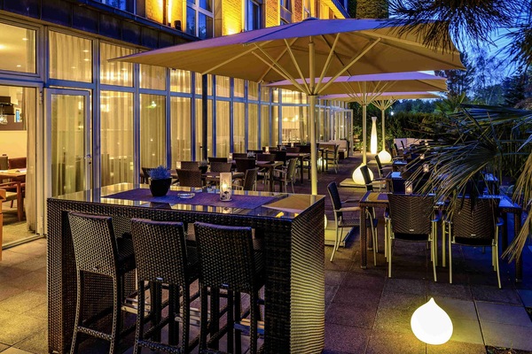 Frokost og lunsj serveres, internasjonale retter, utsikt mot hagen