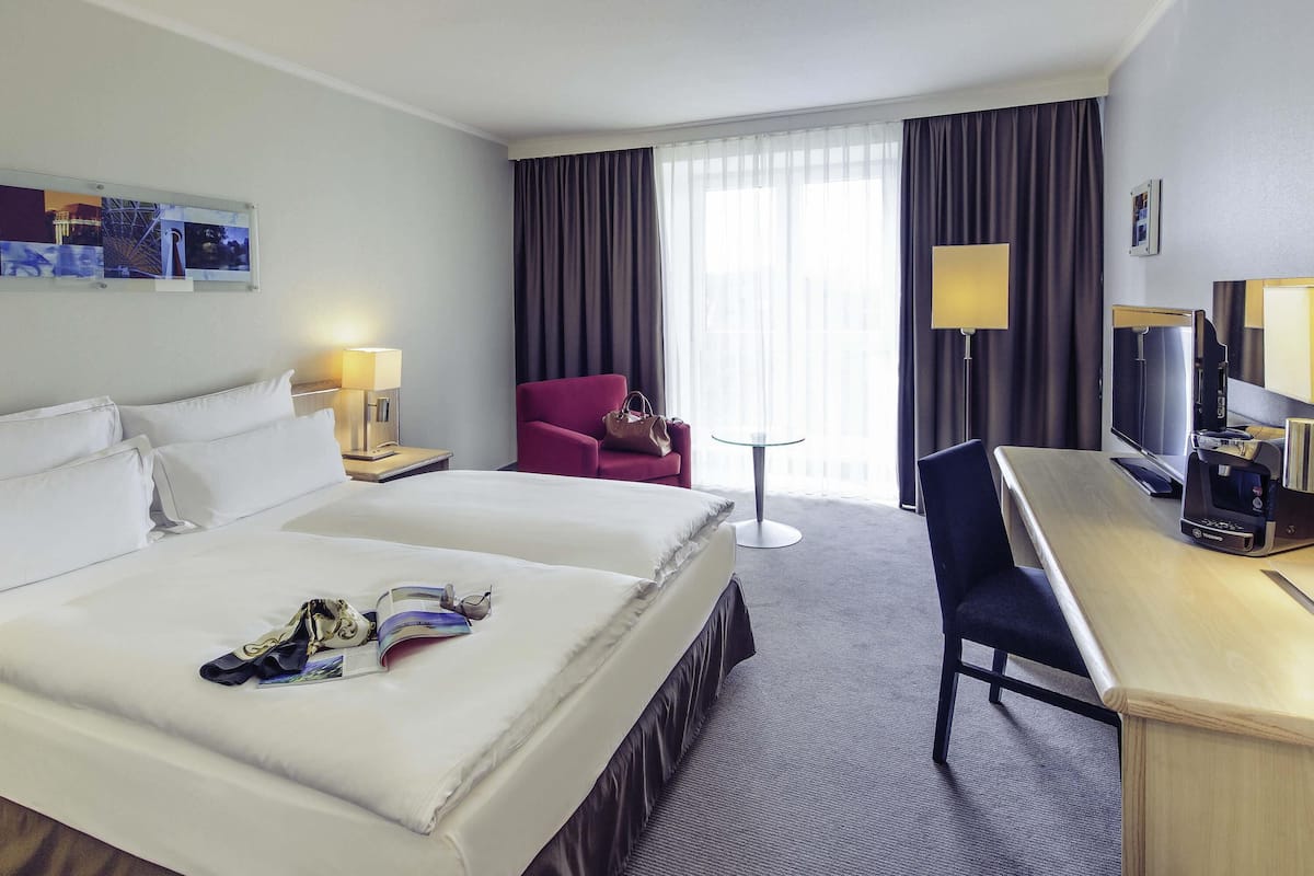 Standard Room, 1 Queen Bed | 1 bedroom, hypo-allergenic bedding, in-room safe, desk