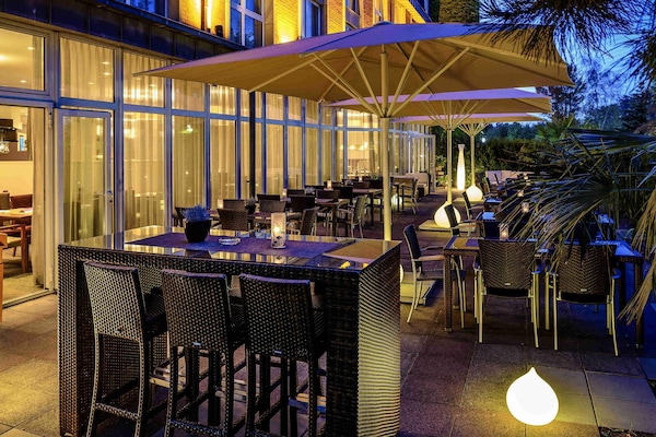 Aperto a colazione, cucina internazionale, con vista sul giardino