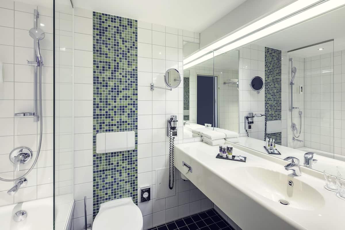 Hypo-allergenic bedding, in-room safe, desk, laptop workspace