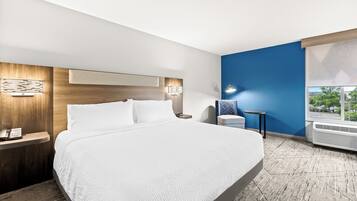 Rom – standard, 1 kingsize-seng (Bath Walk-In Shower) | Safe på rommet, skrivebord, strykejern/-brett og barnesenger (inkludert)