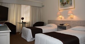 Habitación estándar con 2 camas individuales, 2 camas individuales | Minibar, caja fuerte, camas supletorias y wifi gratis