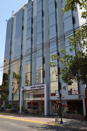 A modern building with a Maria Angelo store on the ground floor. - Maria Angola Hotel & Centro de Convenciones (Lima)