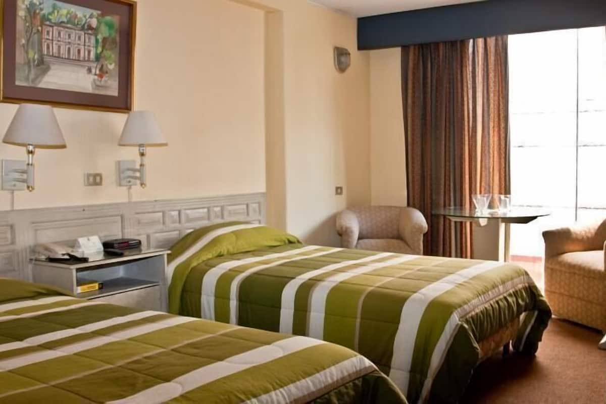 Minibar, brankas, tempat tidur lipat/tambahan, dan Wi-Fi gratis
