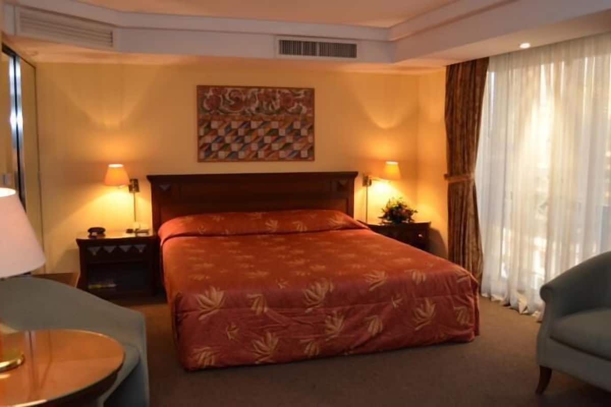Minibar, brankas, tempat tidur lipat/tambahan, dan Wi-Fi gratis