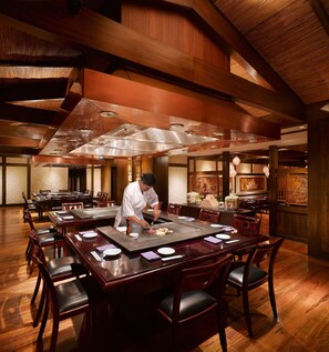 5 restaurants, breakfast served