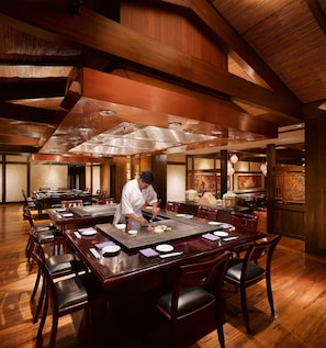 5 restaurants, breakfast served