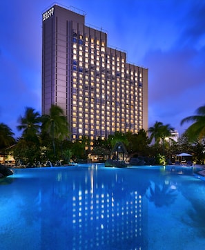 Outdoor pool, sun loungers - Grand Hyatt Jakarta (Jakarta)