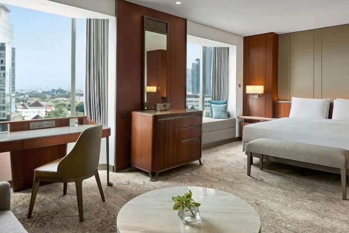 Premium bedding, minibar, in-room safe, desk