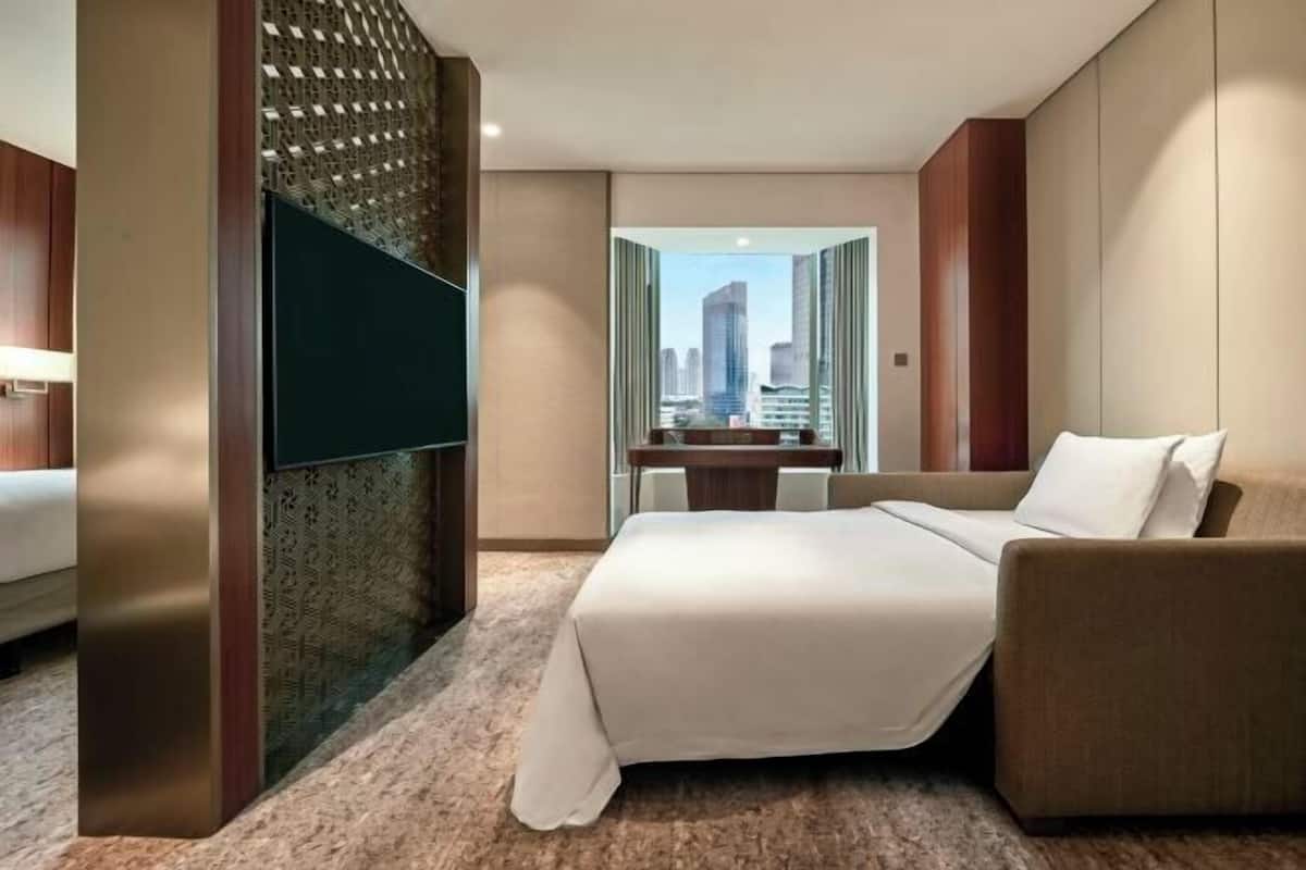Premium bedding, minibar, in-room safe, desk