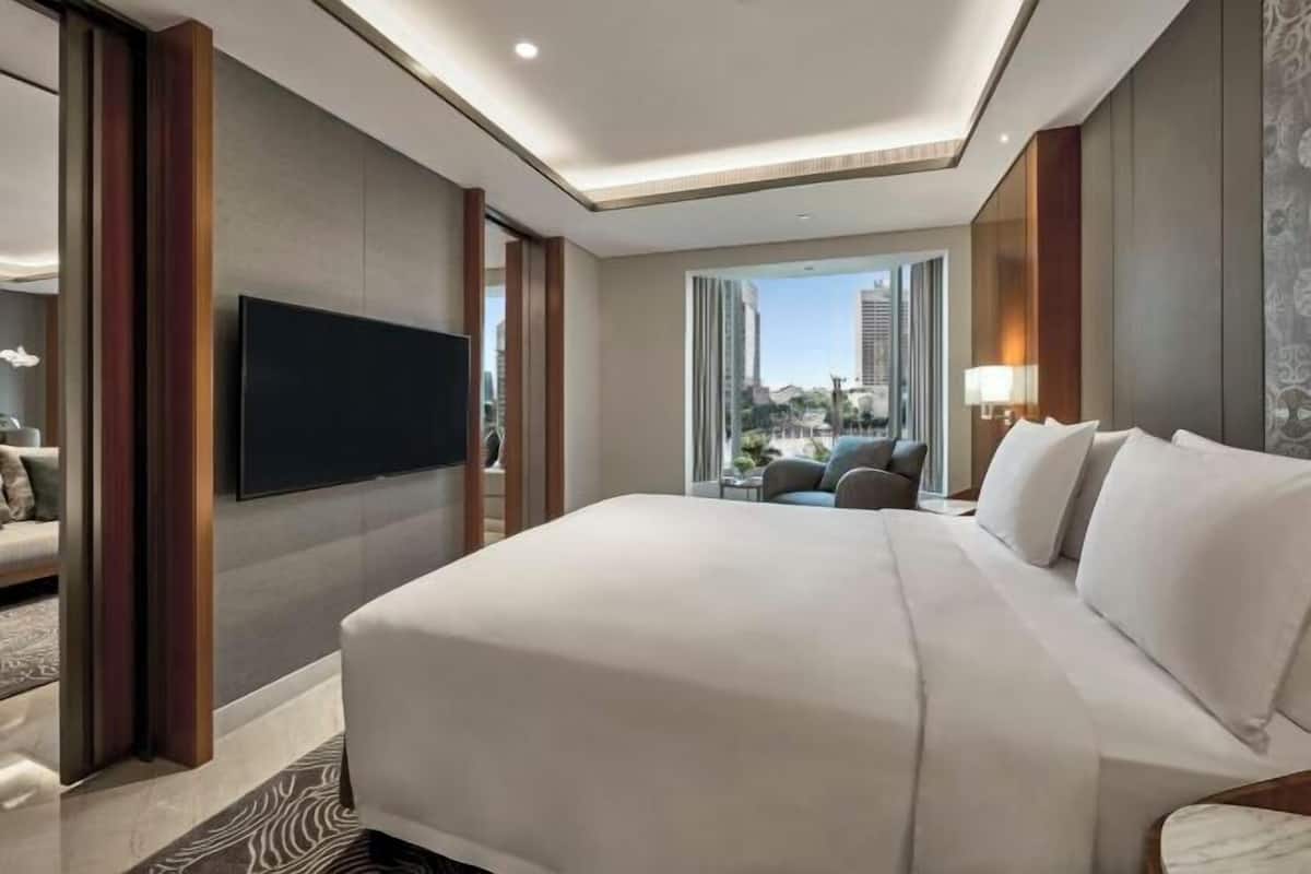 Premium bedding, minibar, in-room safe, desk