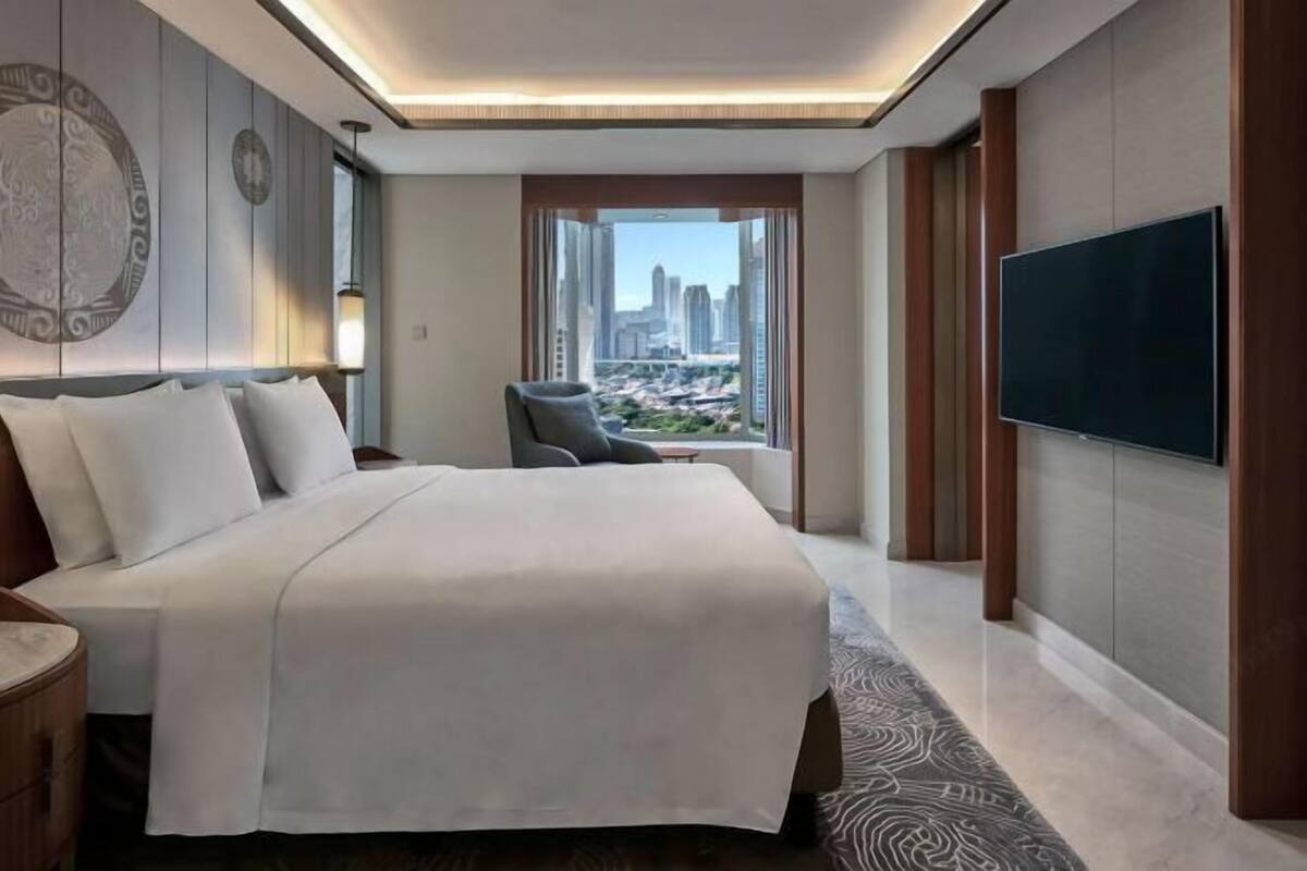 Premium bedding, minibar, in-room safe, desk