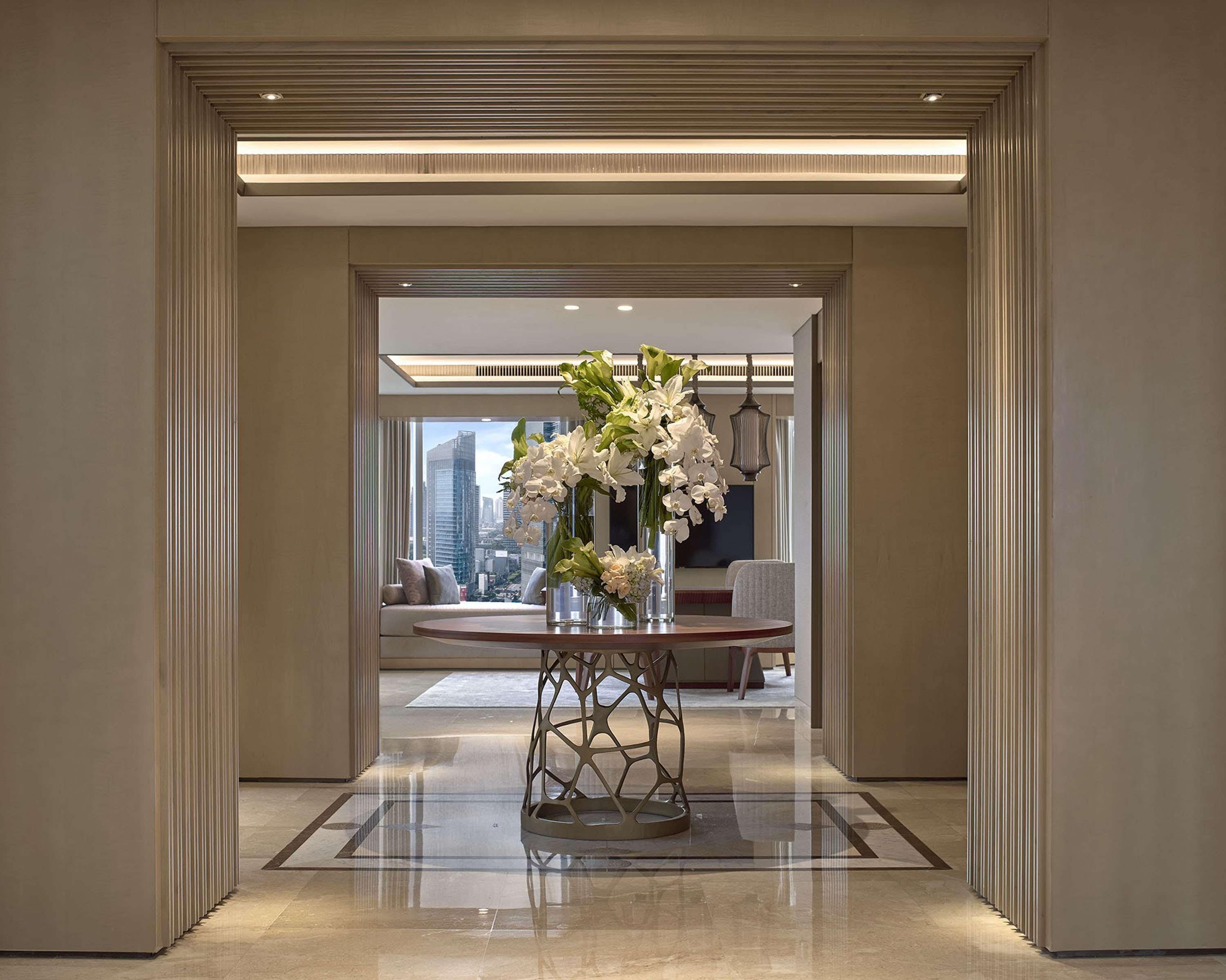 고급 침구, 미니바, 객실 내 금고, 책상