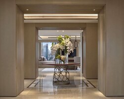 Seprai premium, minibar, brankas, dan meja kerja