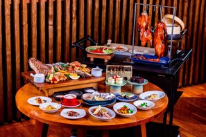 5 restaurantes; se sirve desayuno, almuerzo, cena y brunch