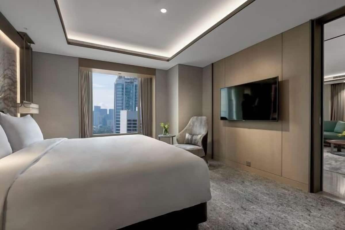 Premium bedding, minibar, in-room safe, desk