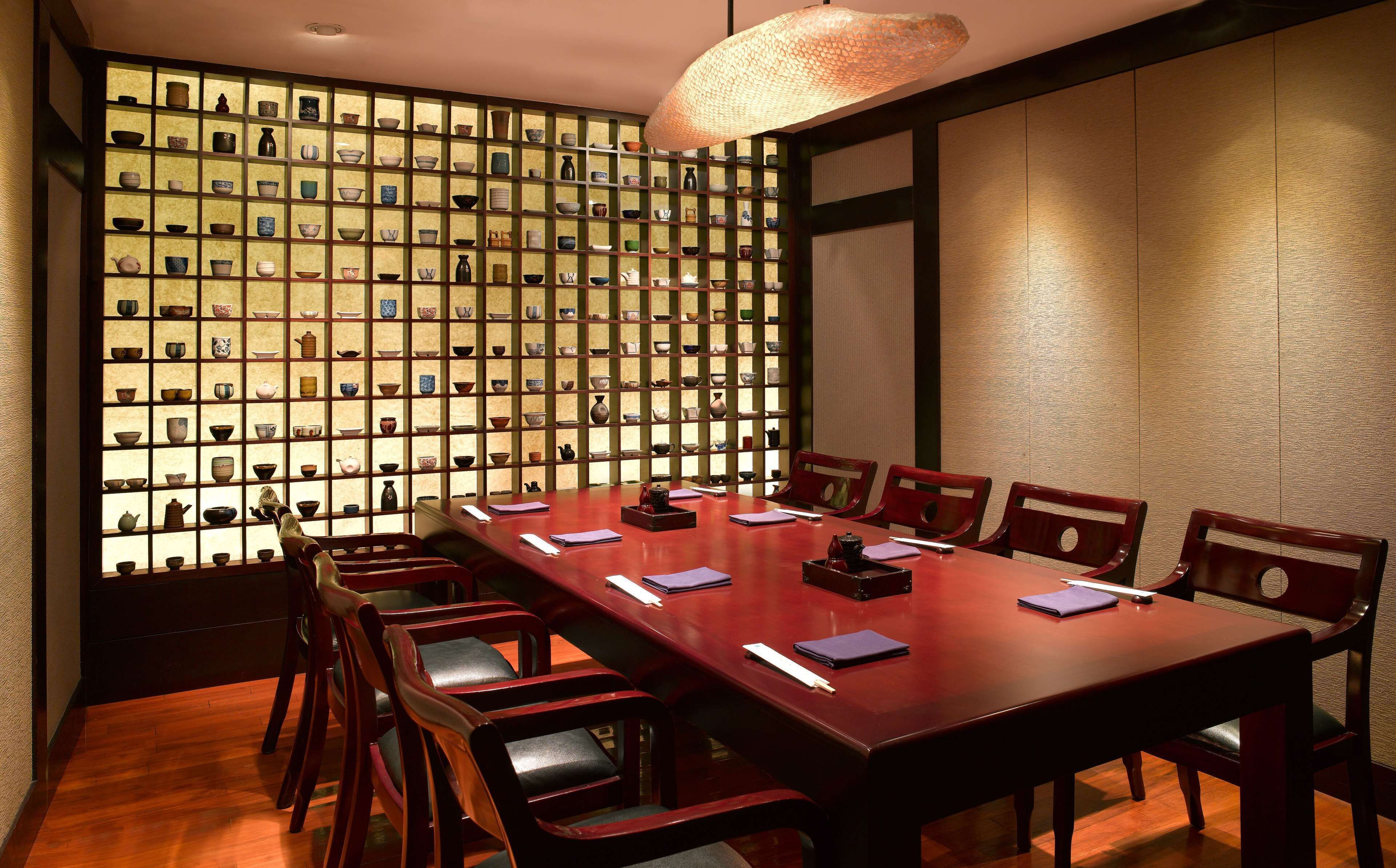 5 restaurants, breakfast served