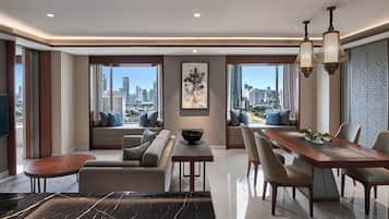 Un espace repas moderne avec vue sur la ville, une grande table et des sièges confortables.