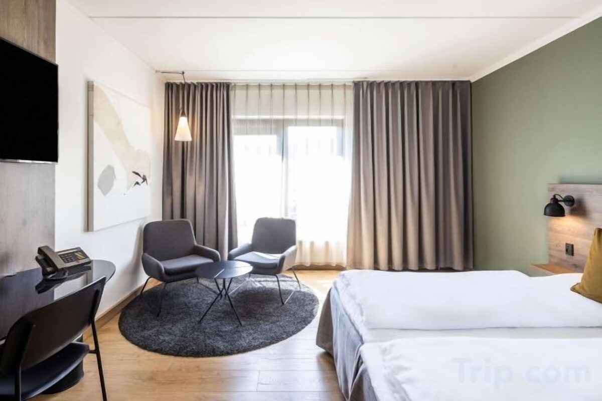 Hypo-allergenic bedding available, in-room safe, desk, laptop workspace