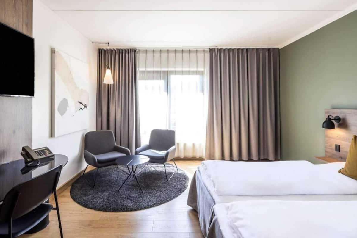 Hypo-allergenic bedding, in-room safe, desk, laptop workspace