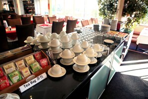 Daily buffet breakfast for a fee - Twin Towers Inn (Greenwich)