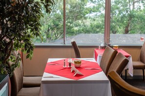 Restaurant - Twin Towers Inn (Greenwich)