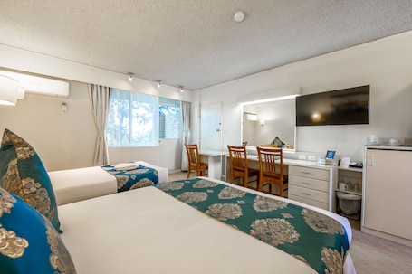 Deluxe Twin Room | Desk, iron/ironing board, free WiFi, bed sheets