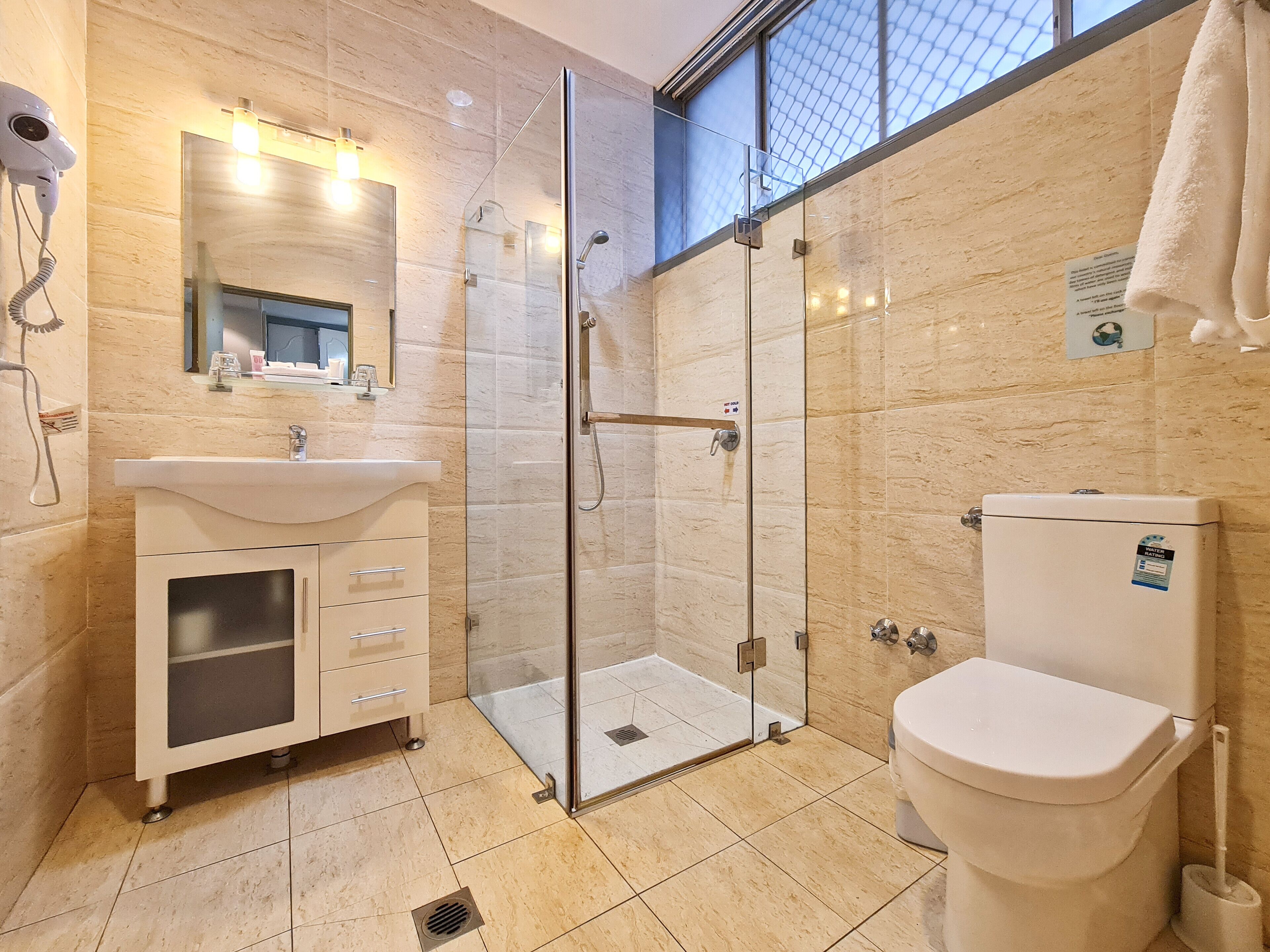 Budget Twin Room | Bathroom | Shower, free toiletries, hair dryer, towels