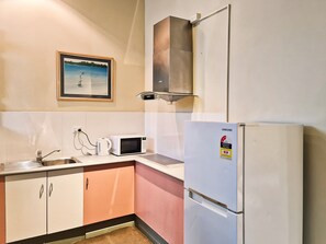 Budget Twin Room | Private kitchen - Twin Towers Inn (Greenwich)