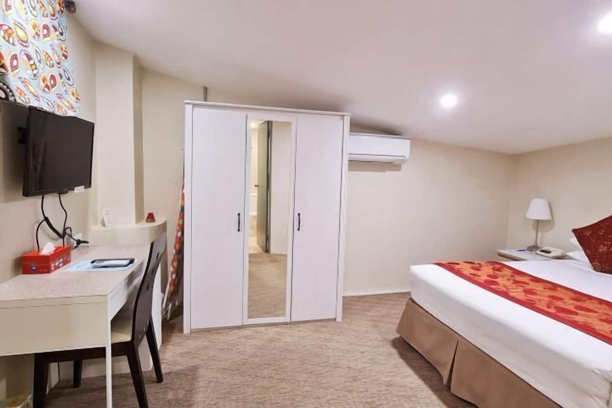 Escritorio, tabla de planchar con plancha, wifi gratis y ropa de cama