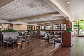 供應早餐、午餐、晚餐；美國菜