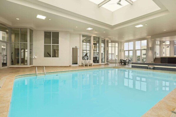 Indoor pool - Travelodge by Wyndham Niagara Falls Fallsview (Niagara Falls)