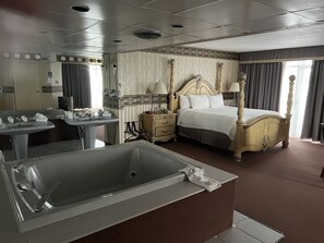 Studio Suite, 1 King Bed, Non Smoking | Desk, blackout drapes, iron/ironing board, free cribs/infant beds - Travelodge by Wyndham Niagara Falls Fallsview (Niagara Falls)