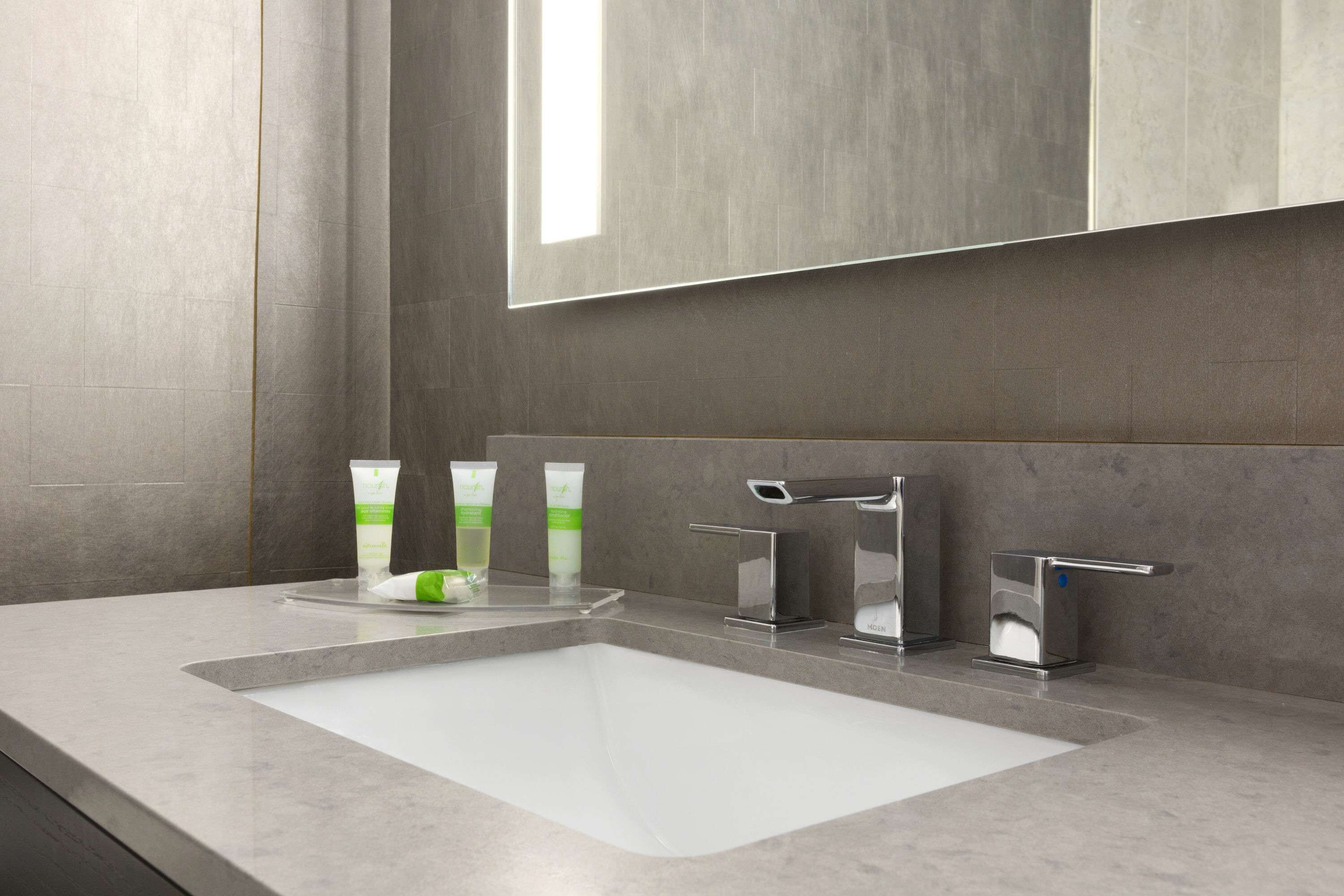 Photo - Travelodge by Wyndham Niagara Falls Fallsview