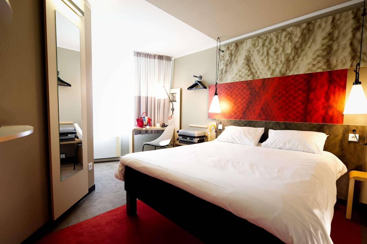 Hypo-allergenic bedding, in-room safe, desk, soundproofing