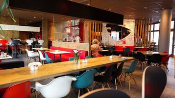 Daily continental breakfast (EUR 17 per person)