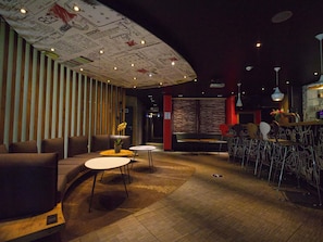 Ein modernes Interieur mit gewölbter Decke, einer Sitzecke und einer Bar.