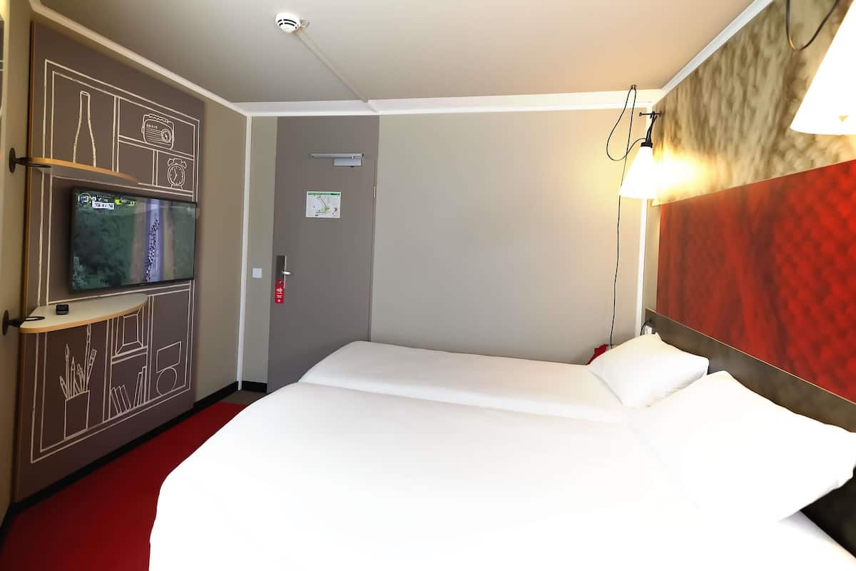 Hypo-allergenic bedding, in-room safe, desk, soundproofing
