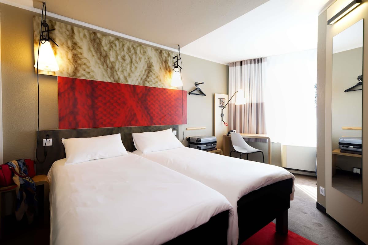 Standard Room, 2 Twin Beds | Hypo-allergenic bedding, in-room safe, desk, soundproofing