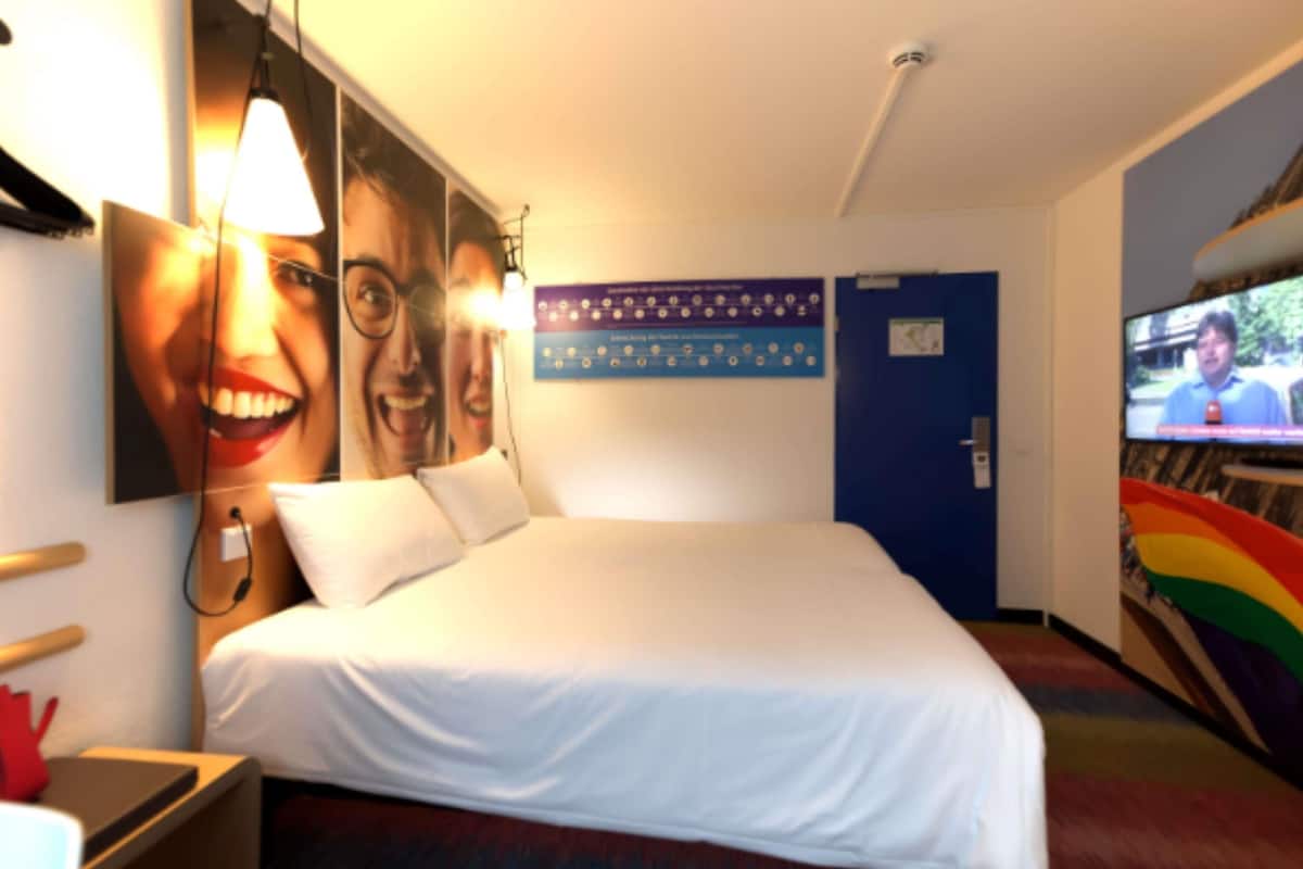 Room, 1 Double Bed | Hypo-allergenic bedding, in-room safe, desk, soundproofing