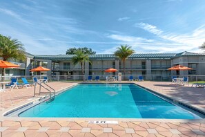 Outdoor pool - Quality Inn University North I-75 (Gainesville)