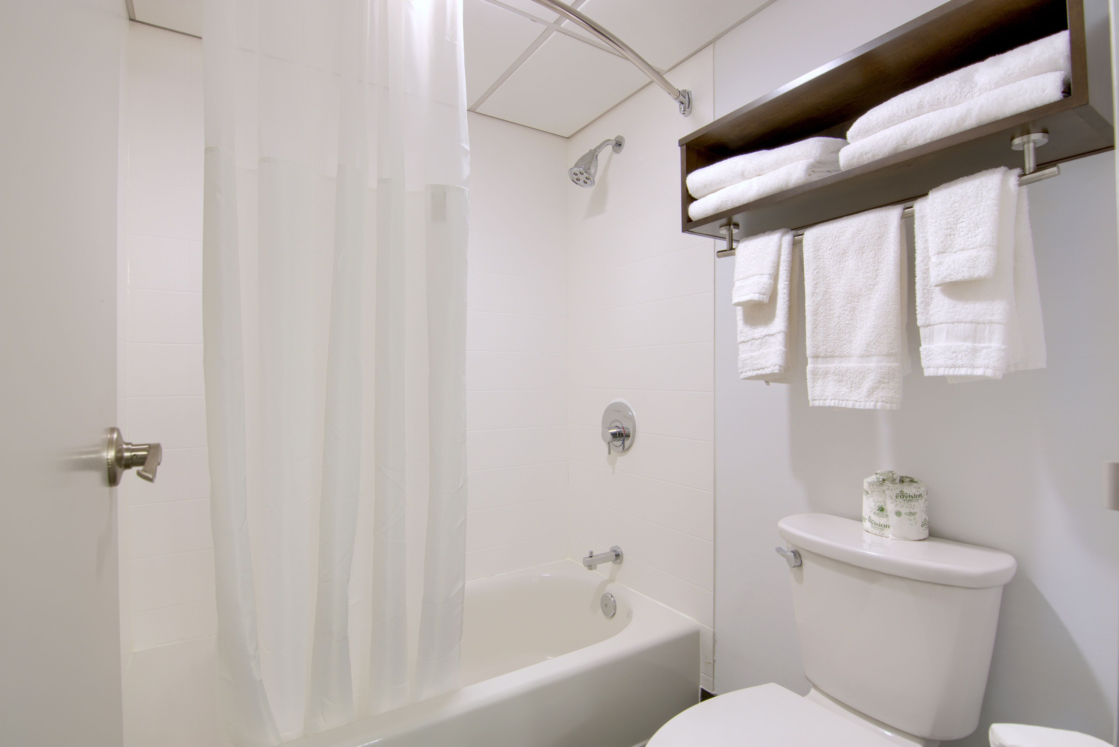 combined shower/bathtub, deep-soaking bathtub, towels