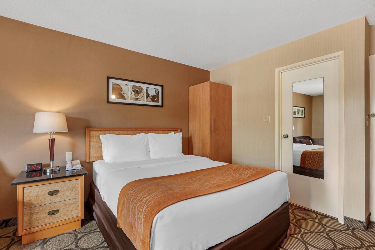 Standard Room, 1 Queen Bed, Non Smoking, Ground Floor | Desk, laptop workspace, blackout drapes, iron/ironing board